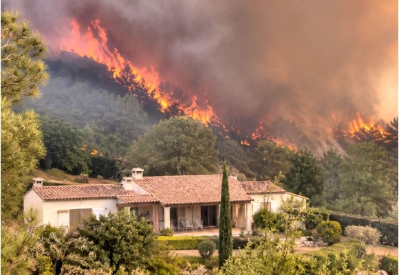 Protéger sa maison contre les feux de forêt : débroussaillement, prévention et équipements utiles